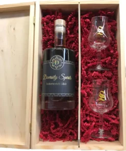 Diversity Spirits Geschenkset – Likör DIVERSITY SPIRITS Butterscotch 20% Vol. 500ml in stilvoller Holzbox mit 2 Signatory-Gläsern